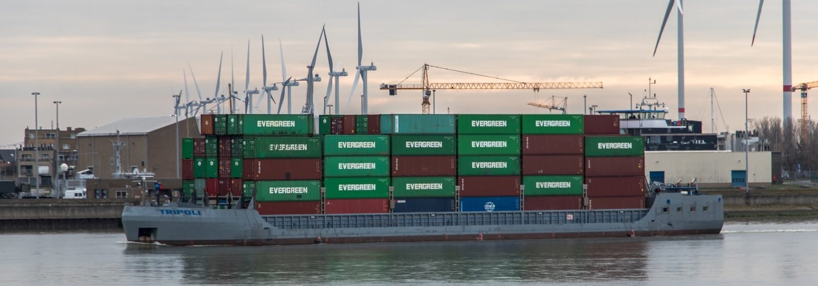 Barge 'Tripoli' met zeven lagen containers in Zeebrugge