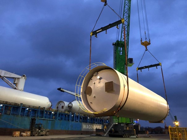 De tanks worden aan boord van het schip van Wagenborg gehesen