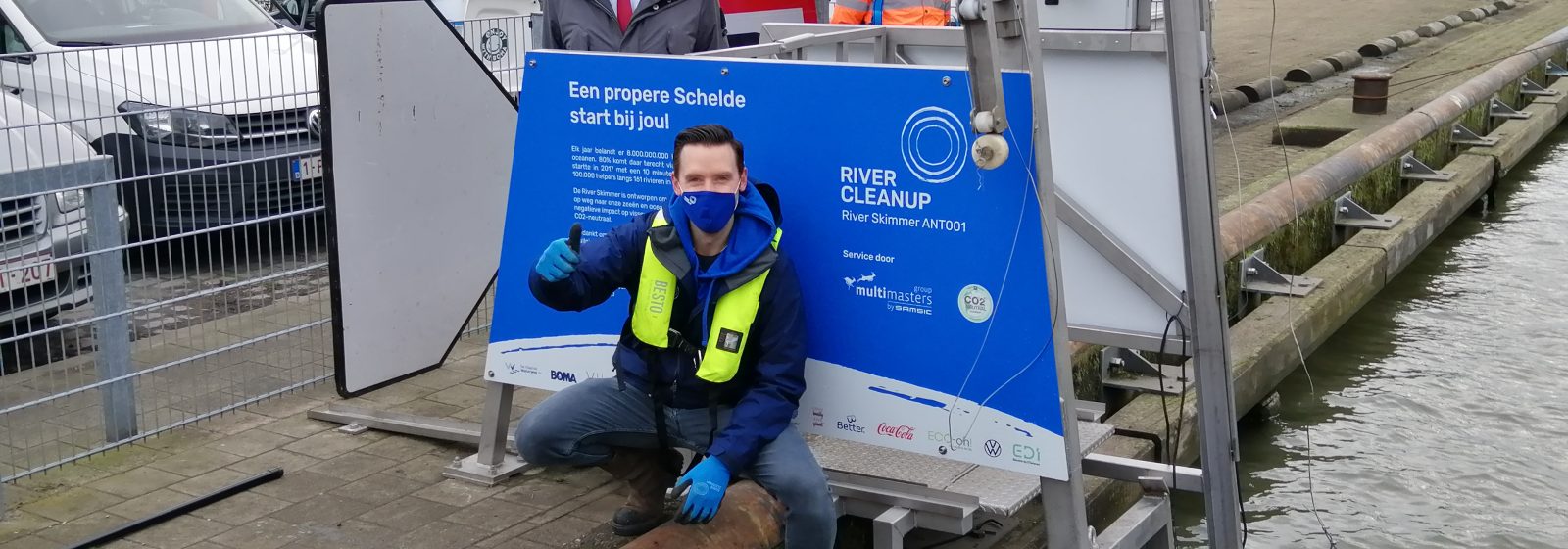 Oprichter van River Cleanup Thomas de Groote en burgemeester van Merksem Luc Bungeneers stellen eerste River Skimmer in België voor