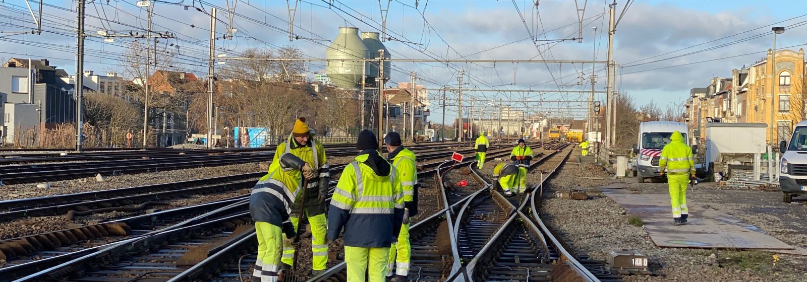 Infrabel vernieuwt de spoorwissels van de strategische spoorbundels 'Q' en 'Carwash'.