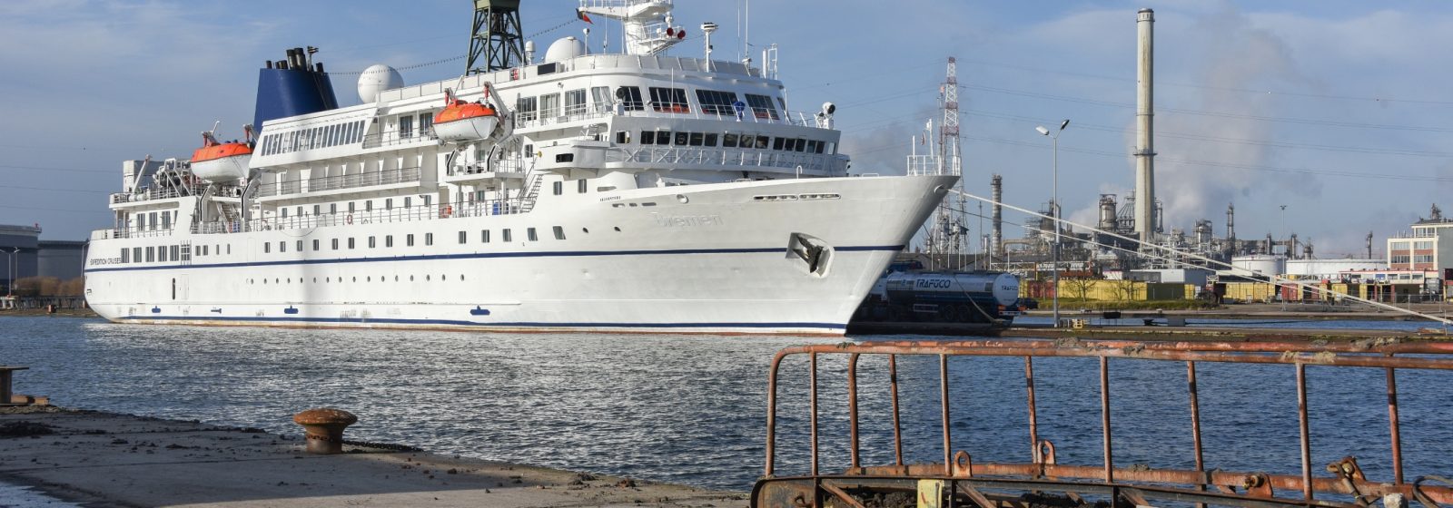 Cruiseschip MS Seaventure bij EDR Antwerp Shipyard