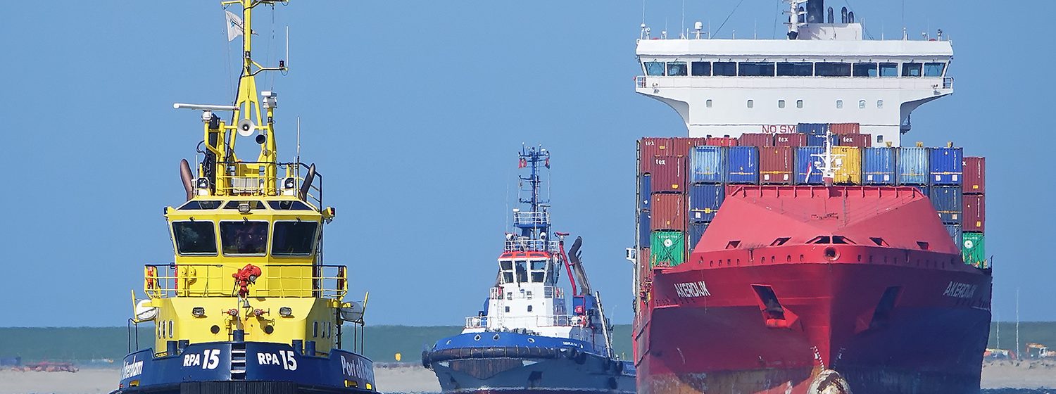 Een containerschip arriveert in de Rotterdamse haven