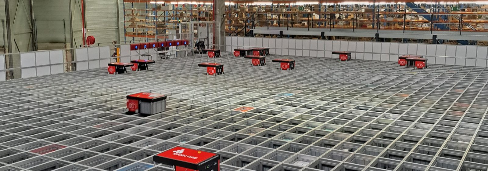 Het kubus-gebaseerd opslagsysteem AutoStore met robots