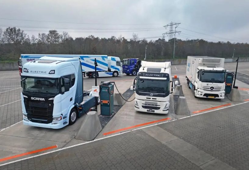 Laadplein elektrische vrachtwagens in het Nederlandse Venlo
