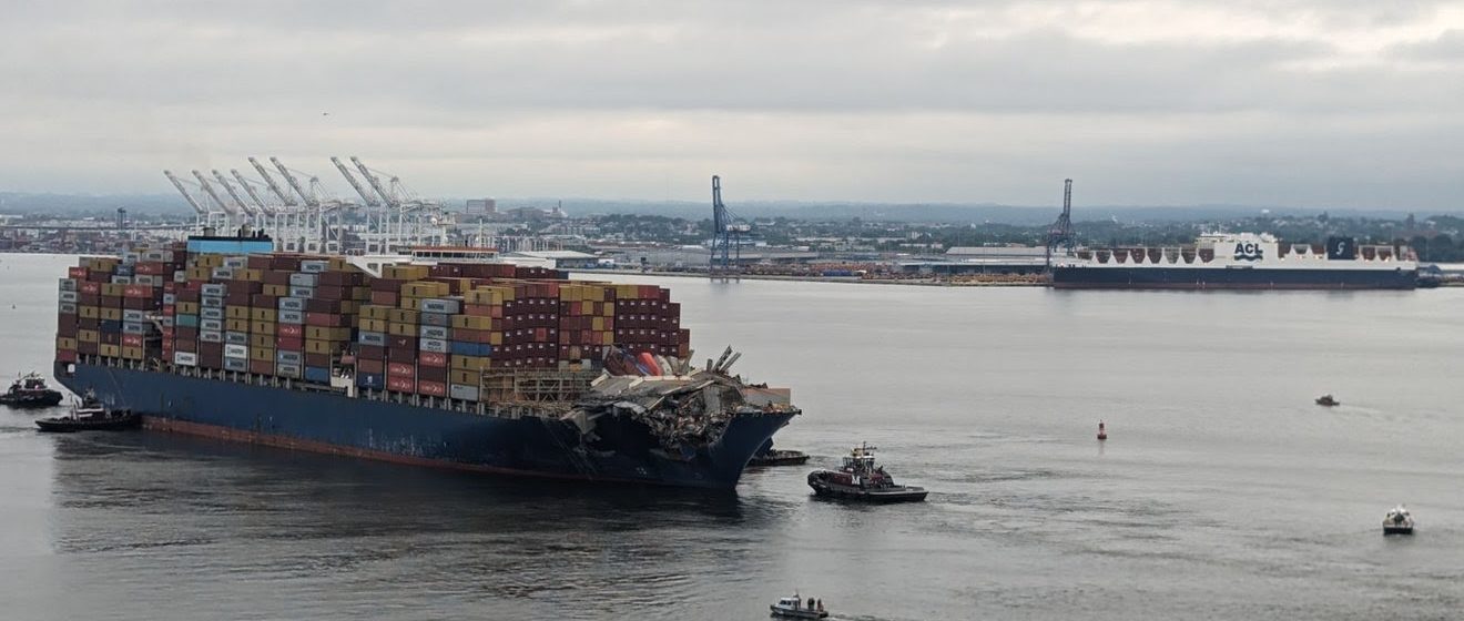 Containerschip 'Dali' wordt weggesleept in de haven van Baltimore.