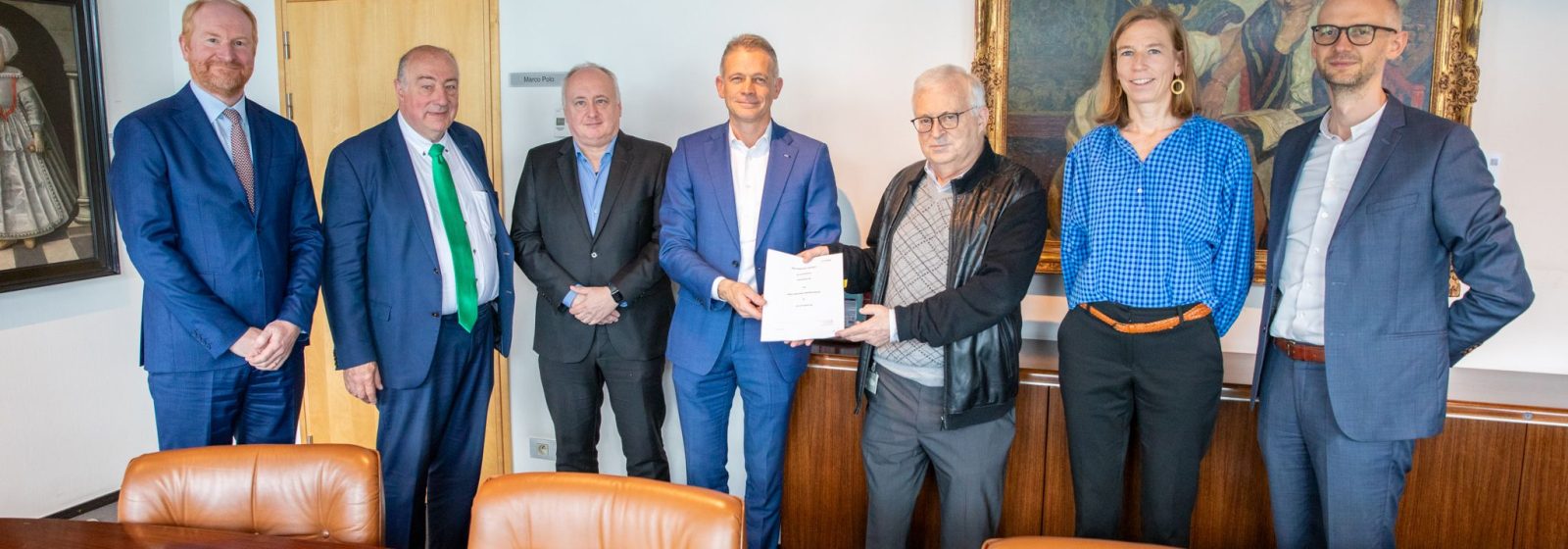 Ondertekening van de tweede bestelling van ABC motoren voor een kabellegschip van Jan De Nul