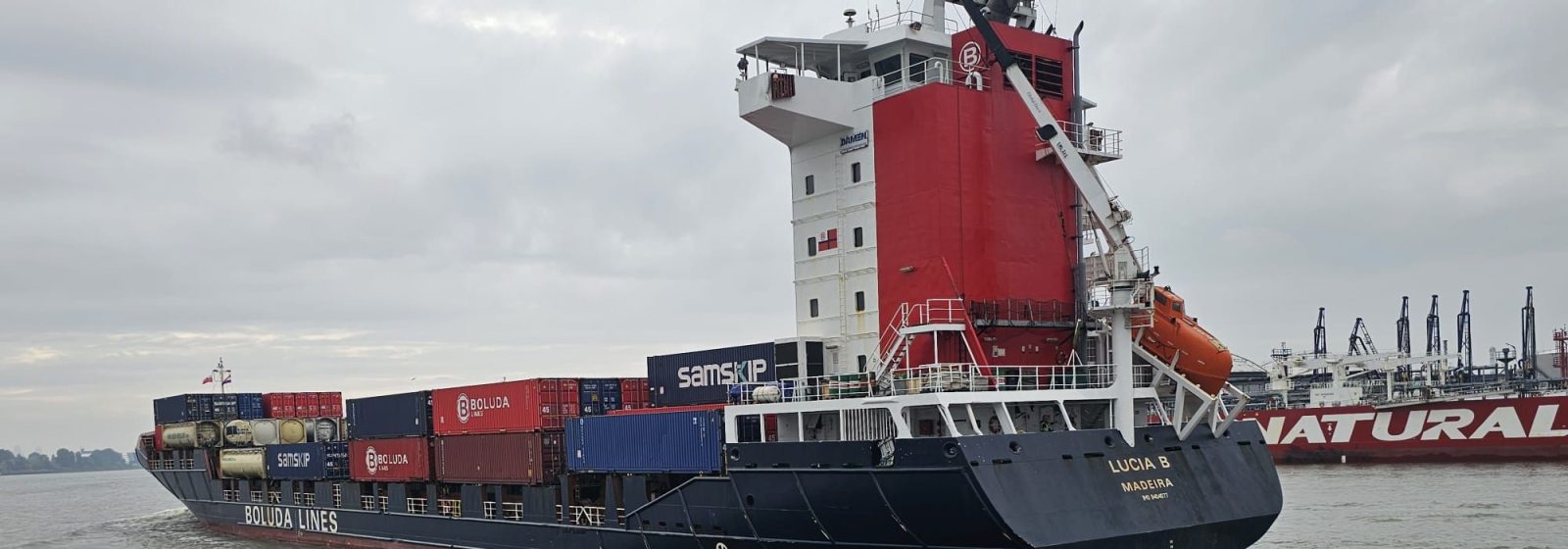 Containerschip 'Lucia B' van Boluda bij eerste aanloop Rotterdam