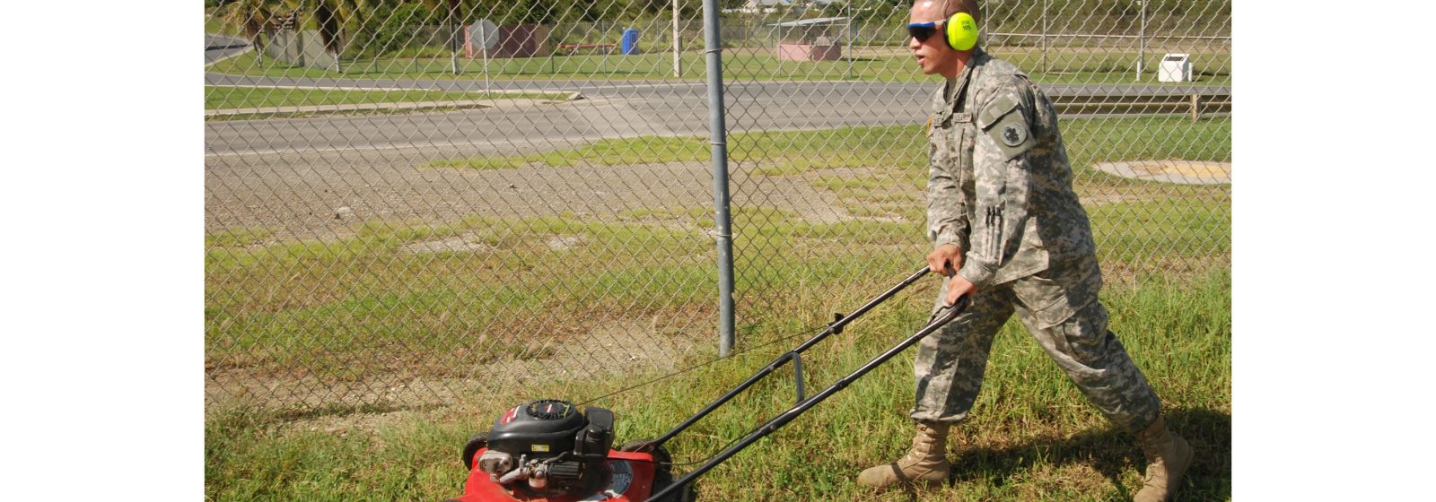 Amerikaanse soldaat onderhoudt groen