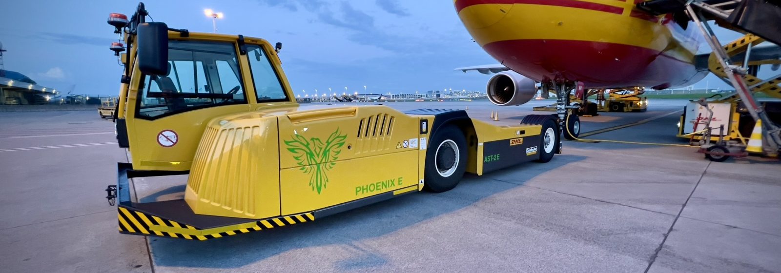 Elektrische trekker DHL op Brucargo