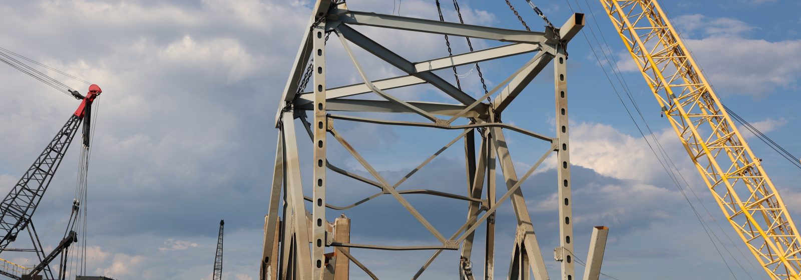 Verwijderen van het laatste stalen brugdeel in het Fort McHenry kanaal in Baltimore