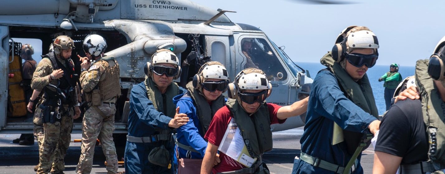 De bemanningsleden van de 'Tutor' worden aan boord gebracht van het Amerikaans vliegdekschip 'USS Dwight D. Eisenhower'