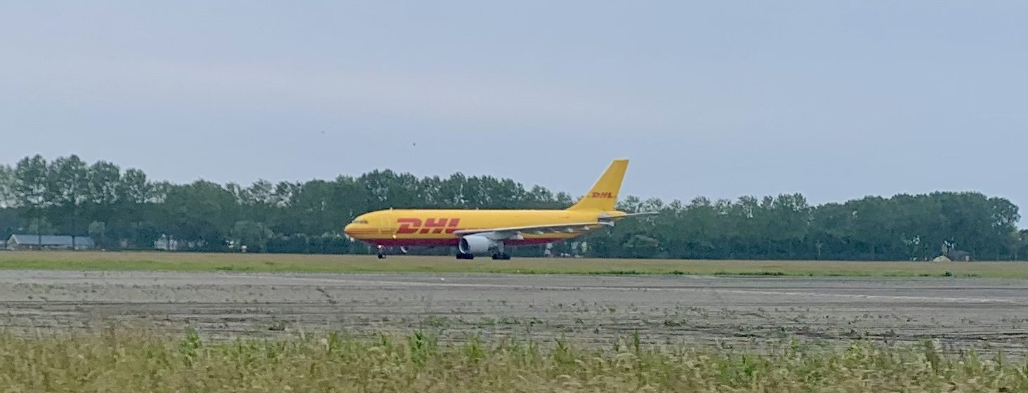 Een cargovliegtuig van DHL