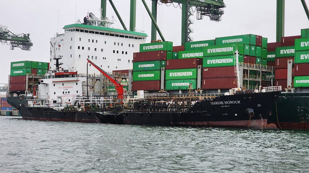 Het bunkerschip 'Marine Honour' onder Singaporese vlag