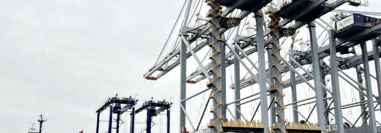 Niieuwe kranen voor Antwerp Gateway op het schip 'Zhen Hua 36'