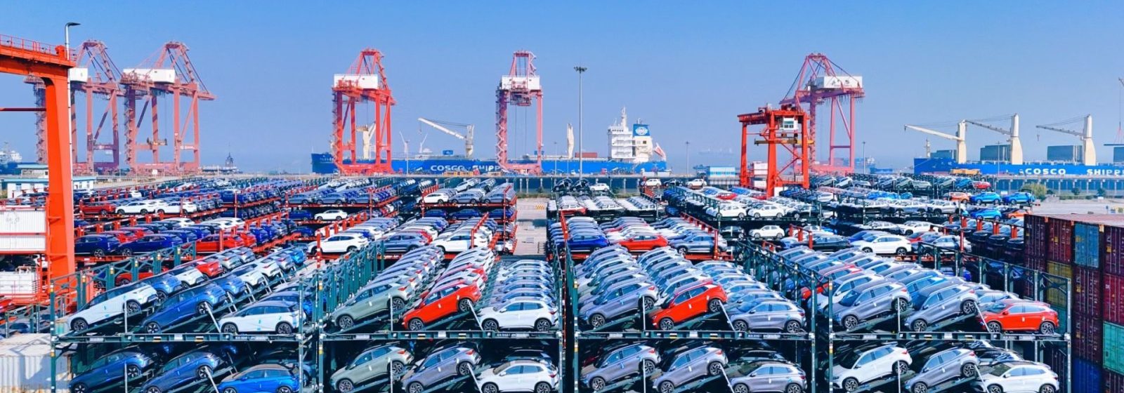 COSCO Shipping stapelt met rekken auto's in containerschepen.