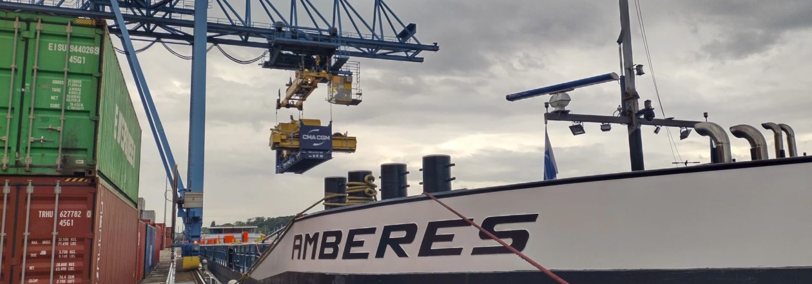De 'Amberes' aan de containerterminal in de haven van Brussel