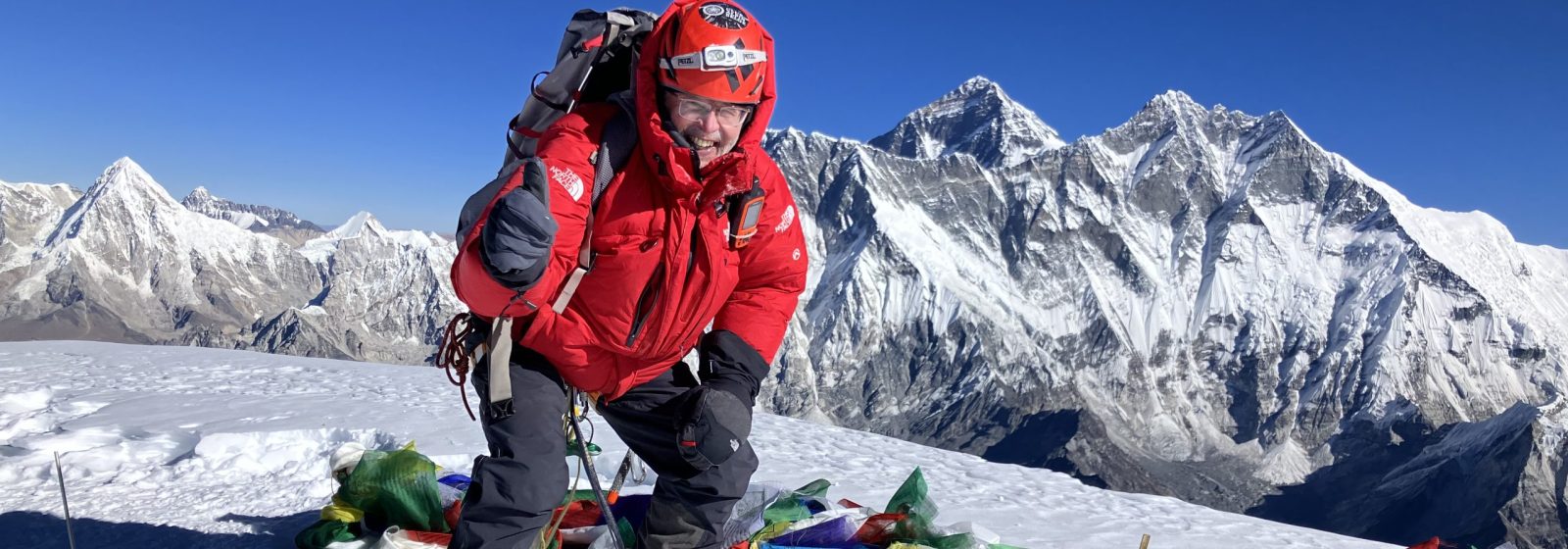 Paul Hegge op de top van de Ama Dablam (7.000 meter)