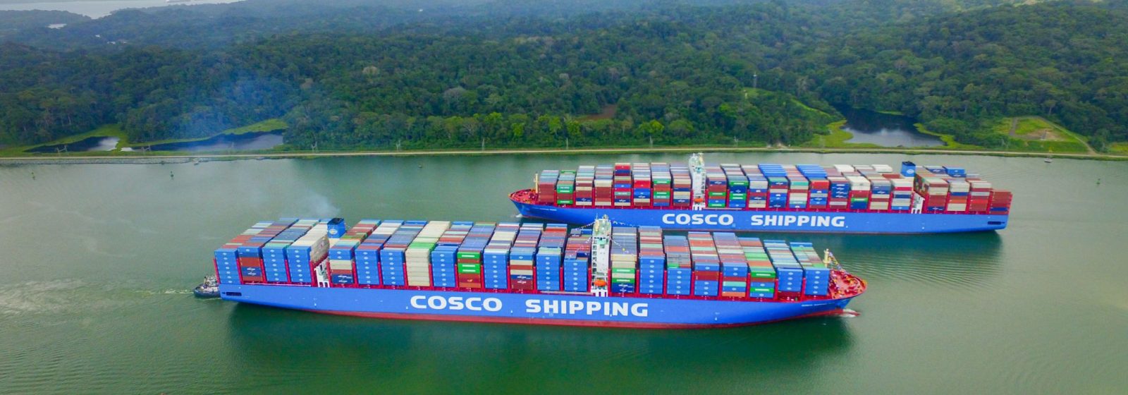 Twee containerreuzen van de Chinese rederij COSCO SHIPPING Lines