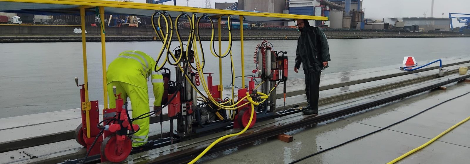 Medewerkers van Gantrex leggen een kraanrailsysteem in Port of Limburg.