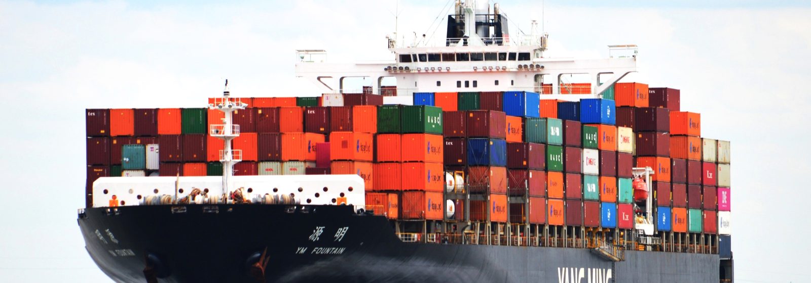 De 'YM Fountain' (5.551 teu) afvarend op de Westerschelde