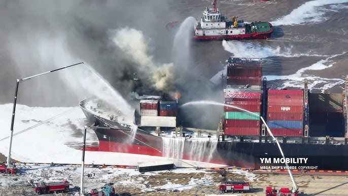 Bluswerkzaamheden na de explosie aan boord van de 'YM Mobility' in de haven van Ningbo