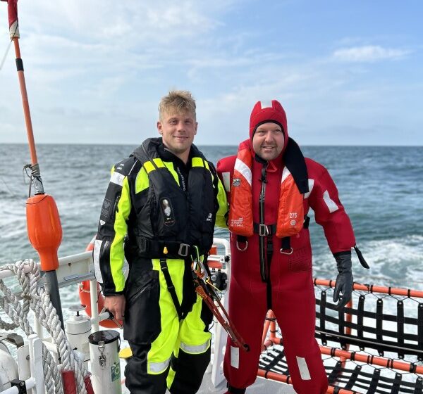 Tim Van Dijck (rechts) tijdens een oefening op zee