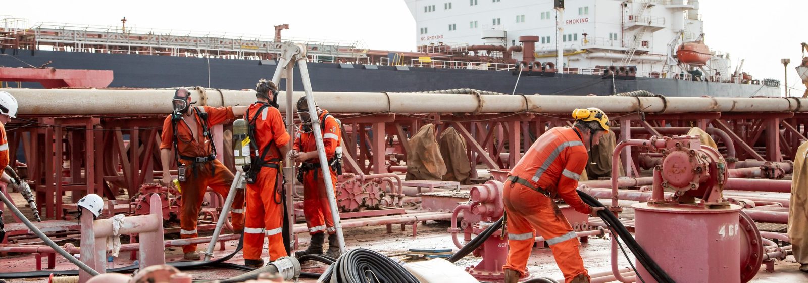 Het overpompen van de olie van de 'FSO Safer' naar de 'FSO Yemen' in de Rode Zee