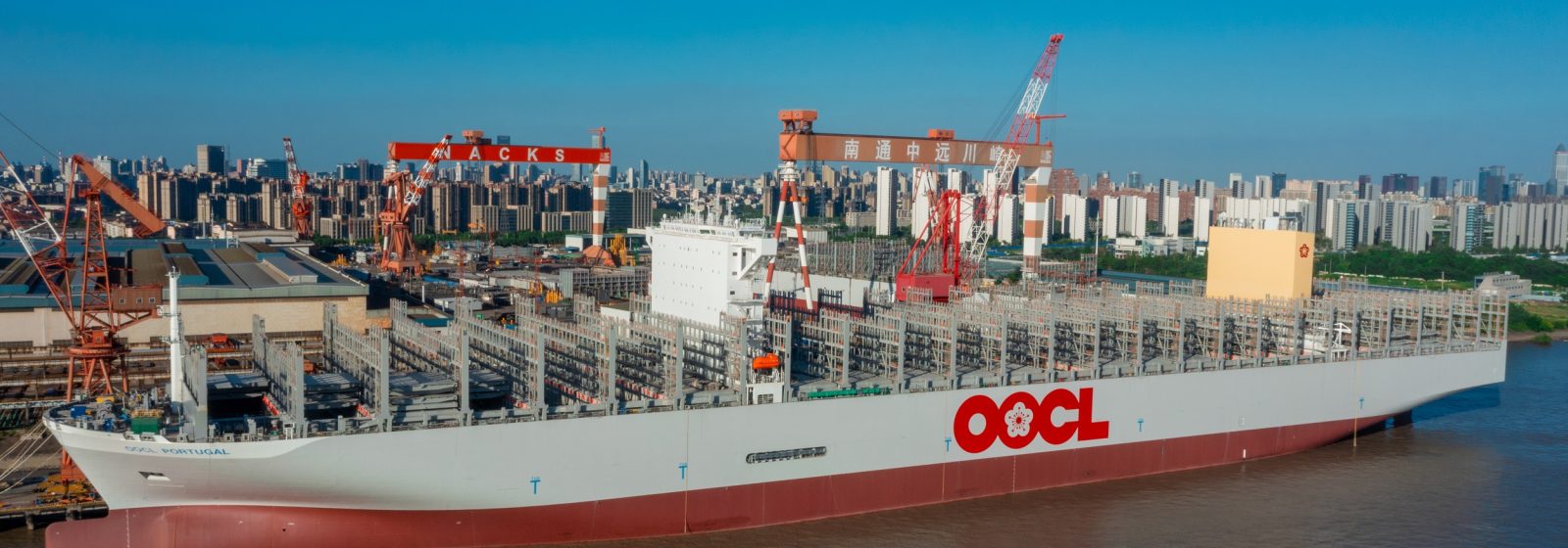 De 'OOCL Portugal' (24.188 teu) aan de afbouwkade in Nantong