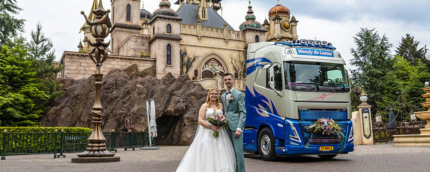 Trouwfoto's met vrachtwagen in De Efteling