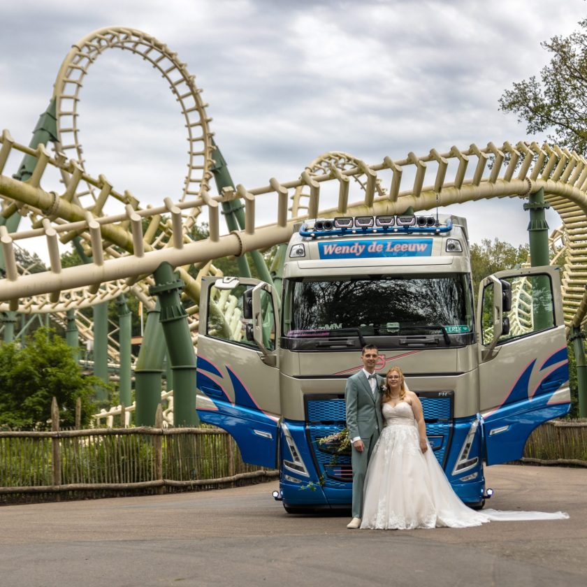 Trouwfoto's met vrachtwagen voor attractie Efteling