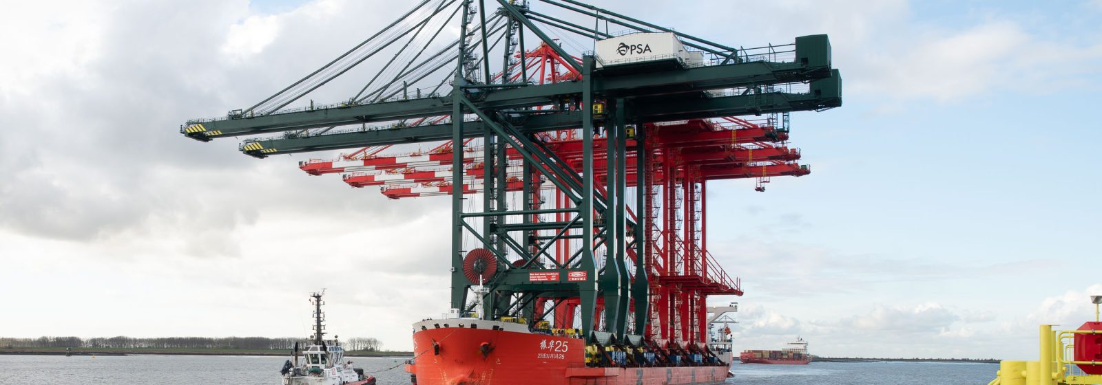 De 'Zhen Hua 25' van ZPMC bij aankomst aan de Noordzee Terminal