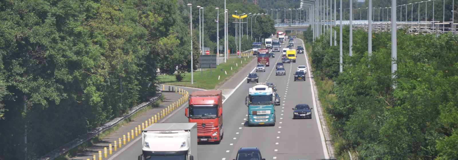 Vrachtwagens op autosnelweg