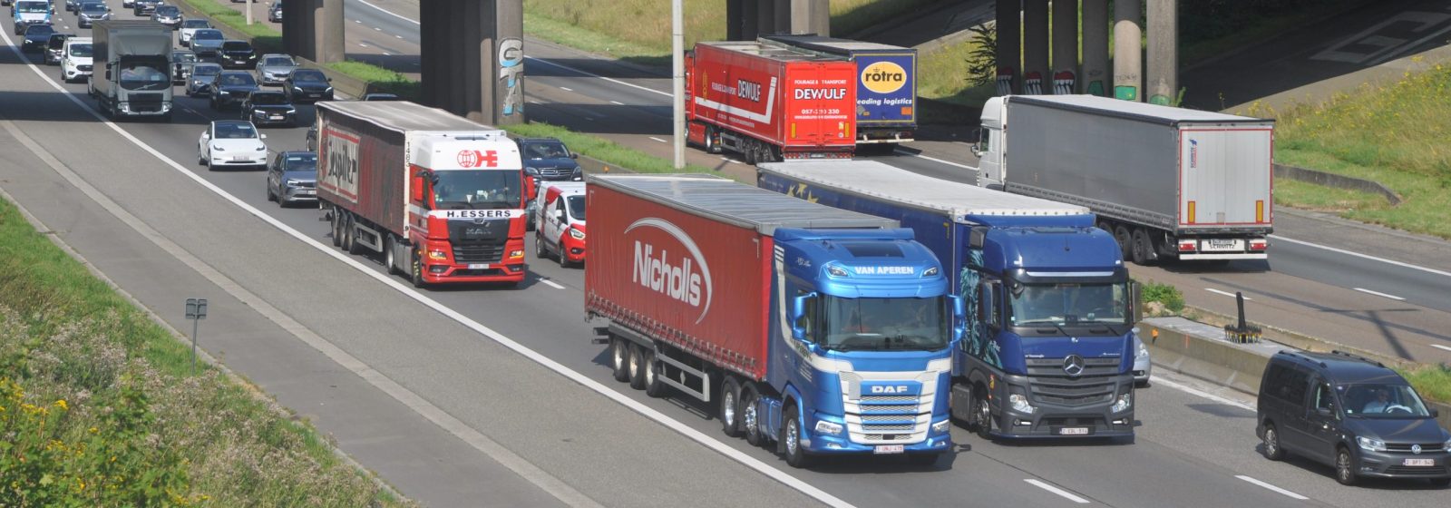 Vrachtwagens op autosnelweg