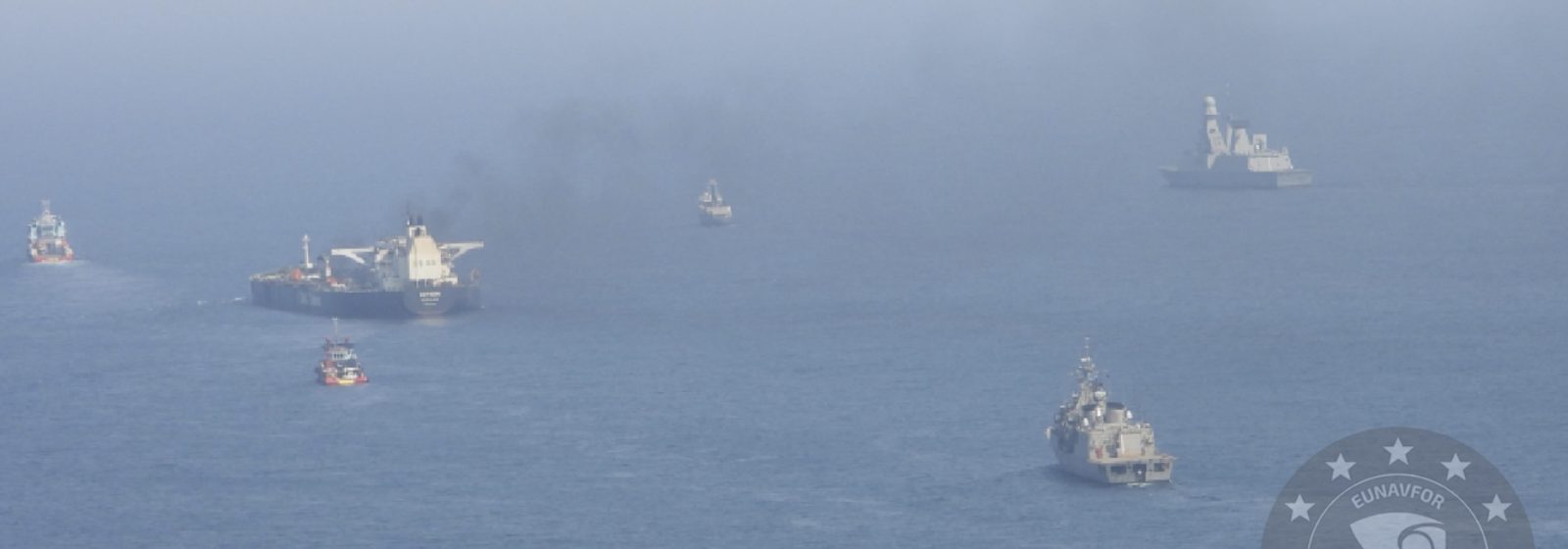 De ruwe olietanker ‘Sounion’ wordt onder toezicht van de EU-zeemacht ASPIDES uit de Rode Zee weggesleept.