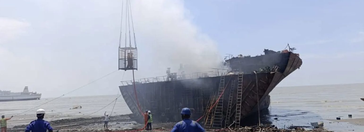 De 'MT Suvarna Swarajya' na een explosie aan boord terwijl arbeiders het schip ontmantelen op 7 september 2024.