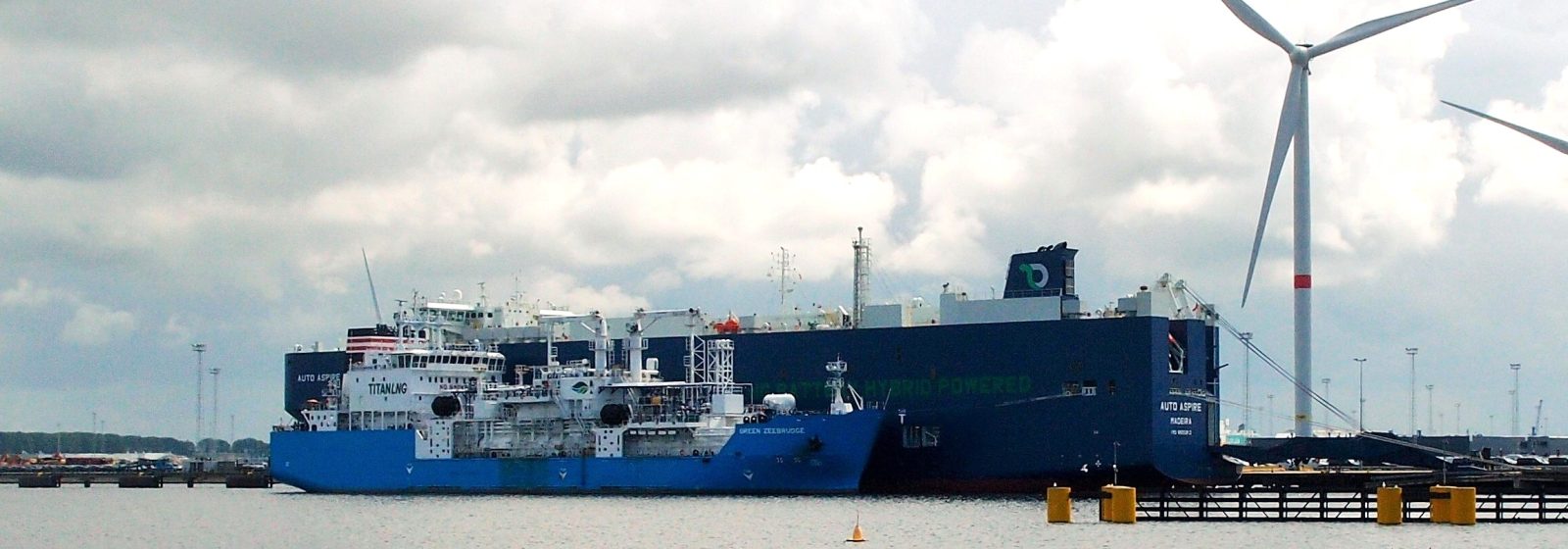 Bunkering UECC 'Auto Aspire' door Titan Clean Fuels in Zeebrugge