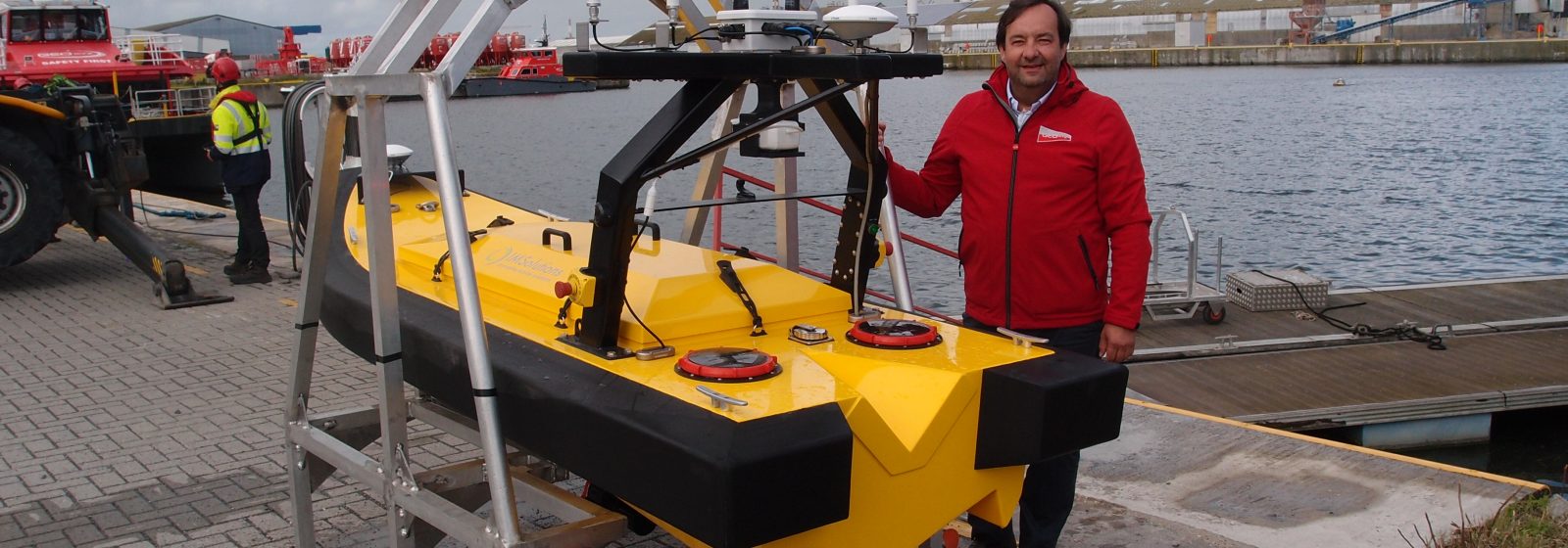 CEO Patrick Reyntjens met een surveydrone van GEOxyz