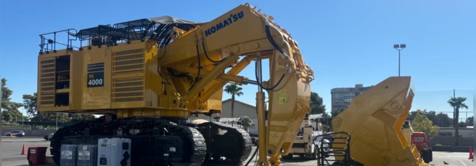 Graafmachine van 400 ton van Komatsu via Zeebrugge naar Las Vegas