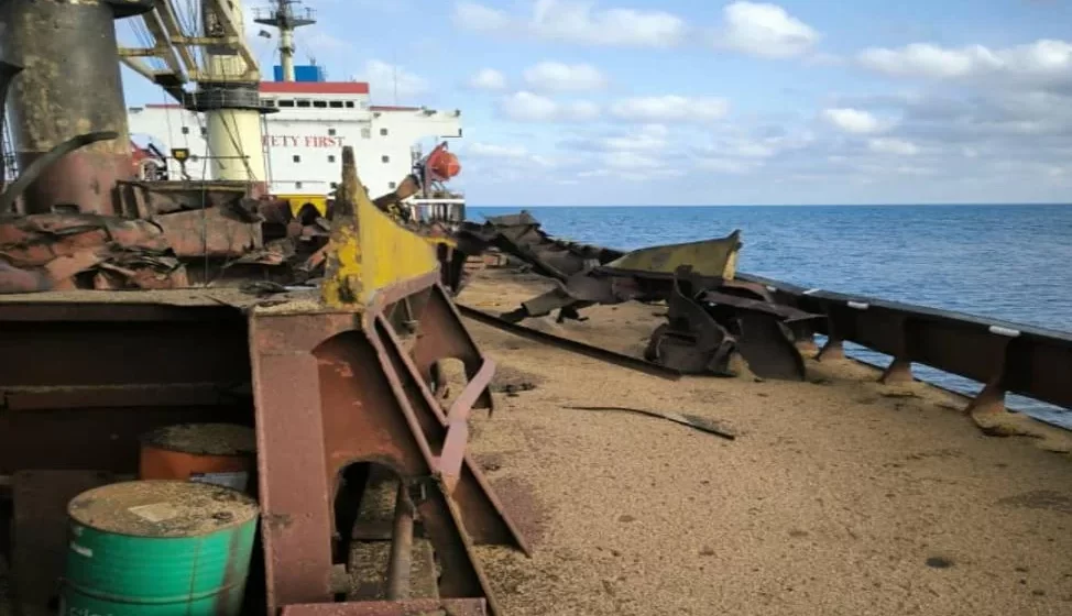 Vrachtschip 'Aya' werd getroffen door een Russische raket.