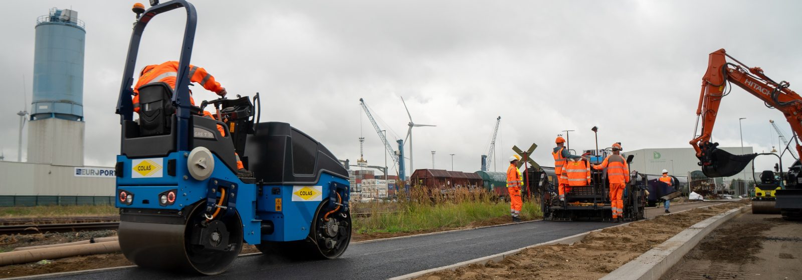 Aanleg fietspad Malagastraat in het Antwerpse havengebied met elektrische machines