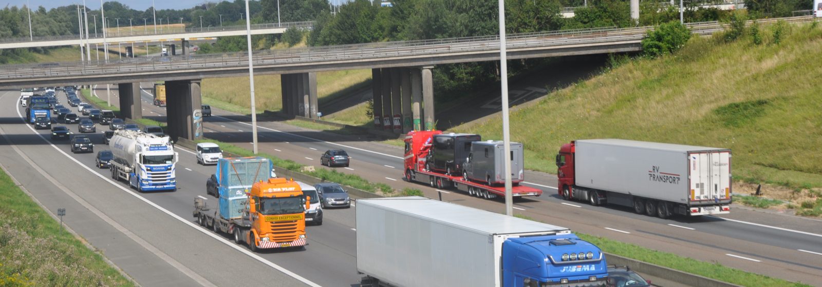 Vrachtwagens op de weg wegtransport wegvervoer