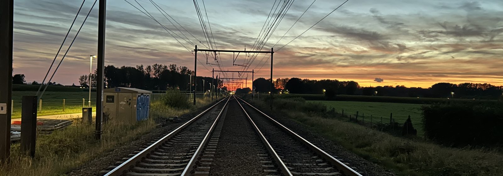 Spoorweg bij valavond