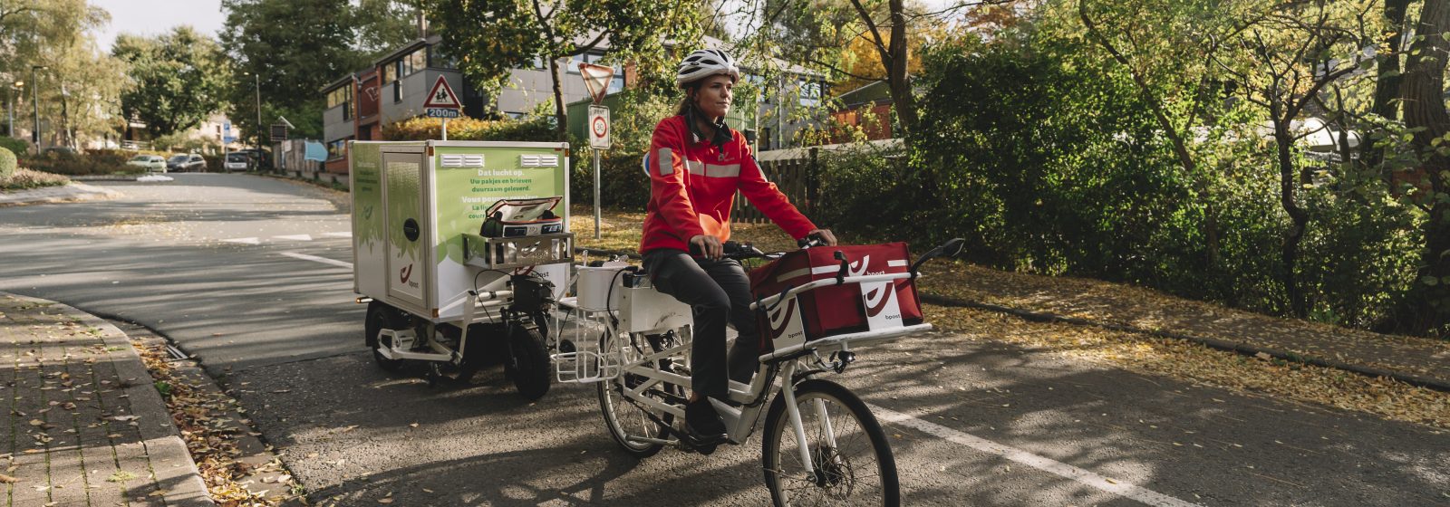 Een postbode op pad in een Ecozone van bpost.