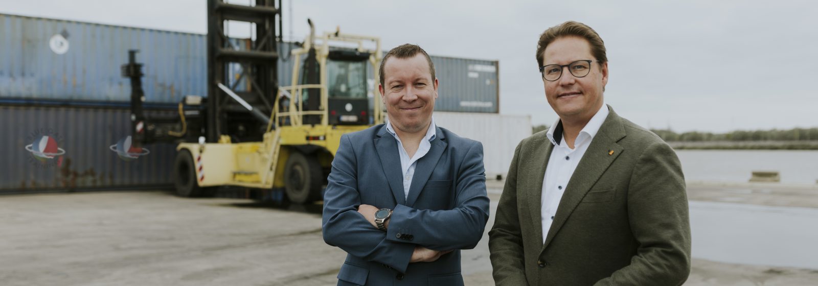 Jonas Van Eeckhout en Yves Van Meirvenne op de kade van Blue Gate Antwerpen