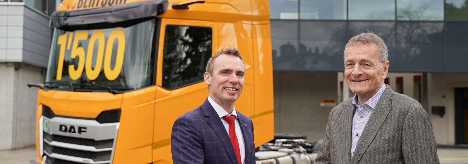 Hans-Jörg Bertschi (r.) neemt de 1.500e DAF truck in ontvangst.