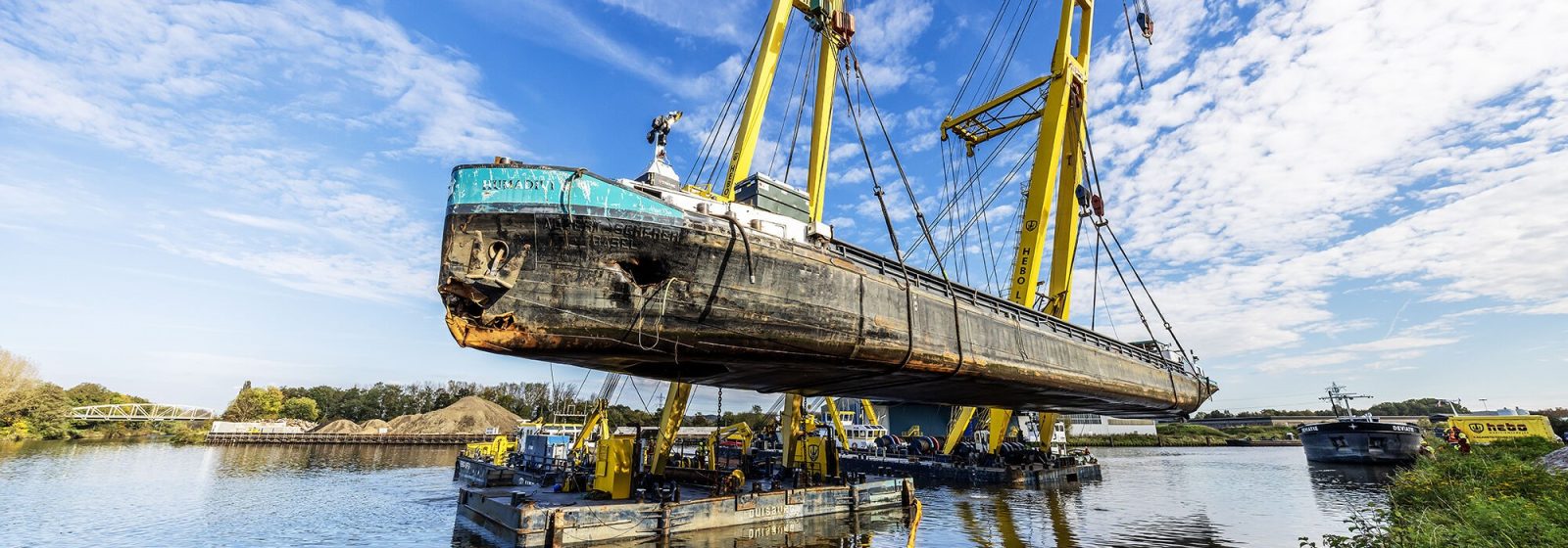 De 'Humadivi' wordt uit het water gelicht en op een ander schip geladen.