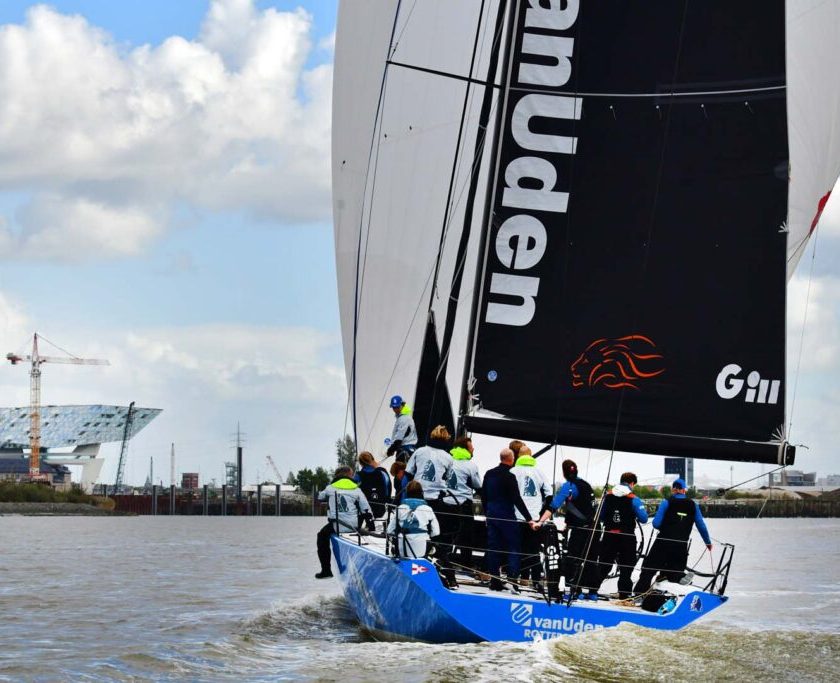 Deelnemers van de Antwerp Race naderen het Havenhuis