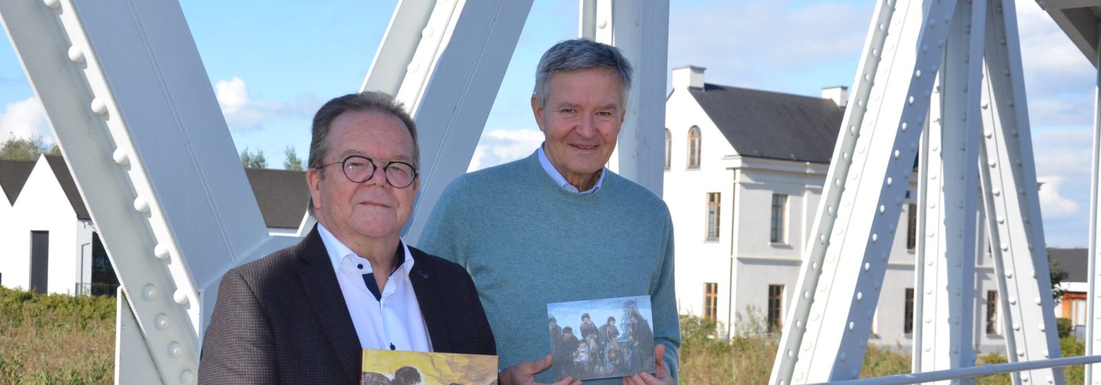 Freddy Huylenbroeck en Erwin Joos met op de achtergrond De Koolputten waar zestig oorlogstekeningen van Eugeen Van Mieghem te bewonderen zijn in november en december.