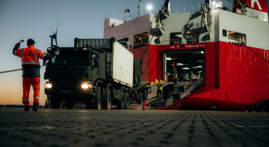 De 'Malakka Highway' lost Ierse troepen en voertuigen in Antwerpen.