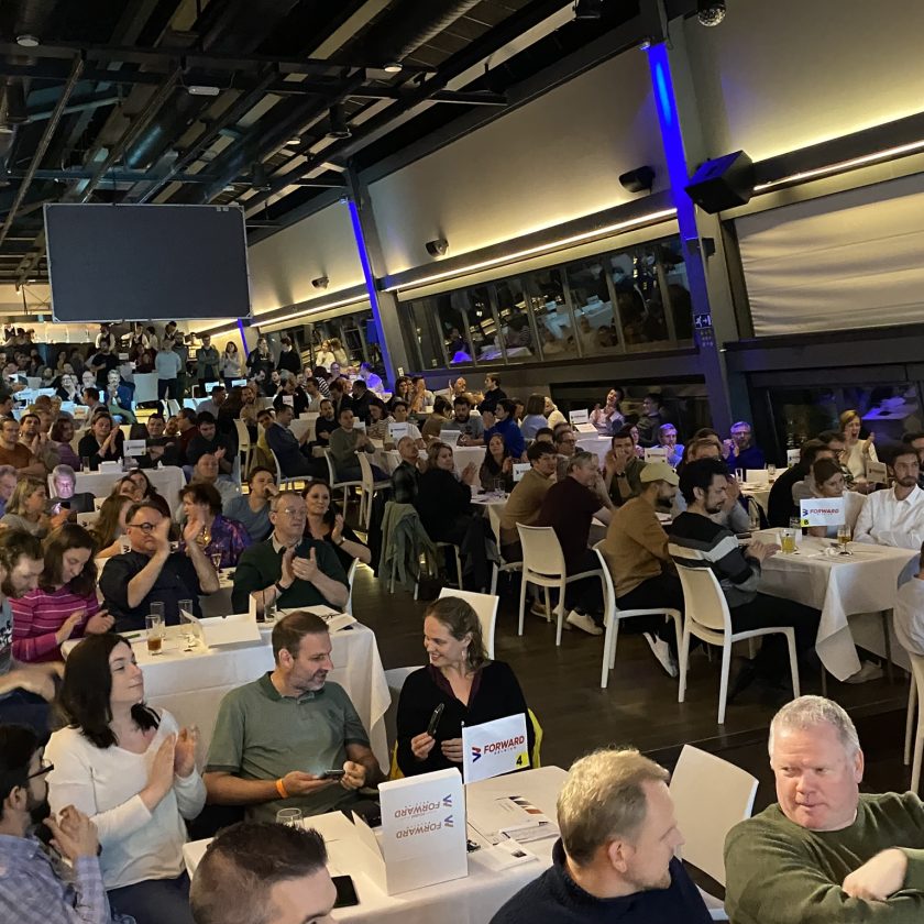 Een volle zaal in De Ark voor de FORWARD Belgium quiz